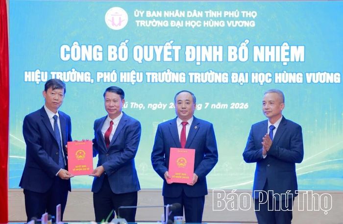 Phó Chủ tịch UBND tỉnh Nguyễn Khắc Hiếu trao Quyết định bổ nhiệm Phó Hiệu trưởng Trường Đại học Hùng Vương đối với đồng chí Hoàng Công Kiên.