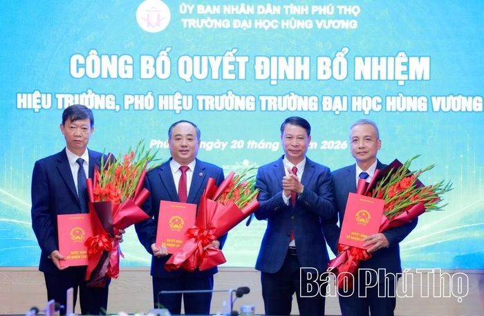 Phó Chủ tịch UBND tỉnh Nguyễn Khắc Hiếu trao Quyết định bổ nhiệm và tặng hoa chúc mừng các đồng chí Hiệu trưởng, Phó Hiệu trưởng Trường Đại học Hùng Vương.
