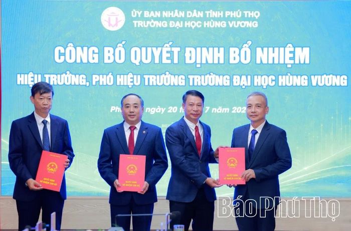 Phó Chủ tịch UBND tỉnh Nguyễn Khắc Hiếu trao Quyết định bổ nhiệm Phó Hiệu trưởng Trường Đại học Hùng Vương đối với đồng chí Đỗ Tùng.