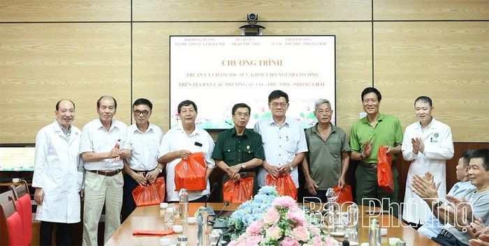 Hội Đồng hương thị xã Phú Thọ xưa tại Hà Nội trao nhiều phần quà ý nghĩa tới các Mẹ Việt Nam Anh hùng, thương binh, bệnh binh và gia đình người có công.