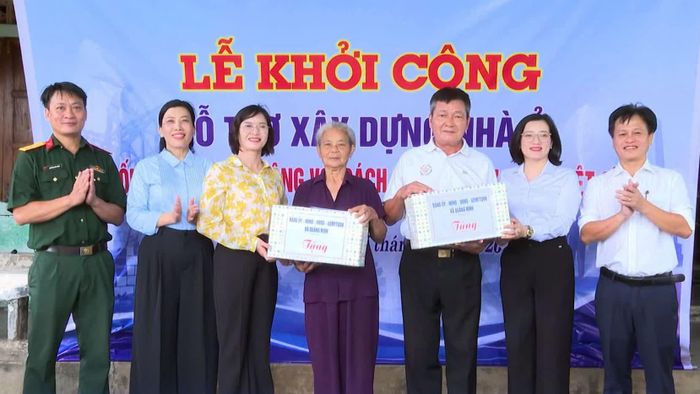 Ông Trương Siệc và bà Nguyễn Thị Theo (ở giữa) là hai hộ được hỗ trợ xây dựng nhà ở trong dịp kỷ niệm Ngày Thương binh-Liệt sĩ 27/7 - Ảnh: Đ.N