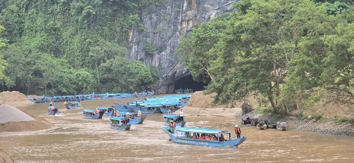 Đội thuyền đưa khách tham quan động Phong Nha trên sông Son luôn được bảo đảm an toàn giao thông đường thủy - Ảnh: P.P