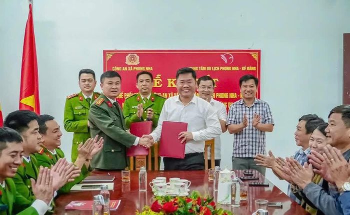Công an xã Phong Nha và Trung tâm Du lịch Phong Nha-Kẻ Bàng ký kết quy chế phối hợp về công tác bảo đảm an toàn giao thông, an ninh trật tự trong hoạt động du lịch - Ảnh: P.P