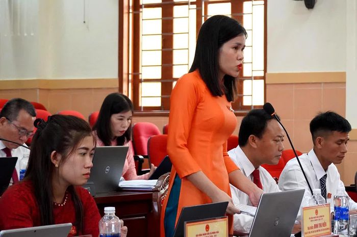 Đại biểu HĐND xã chất vấn lãnh đạo chính quyền địa phương - Ảnh: C.H