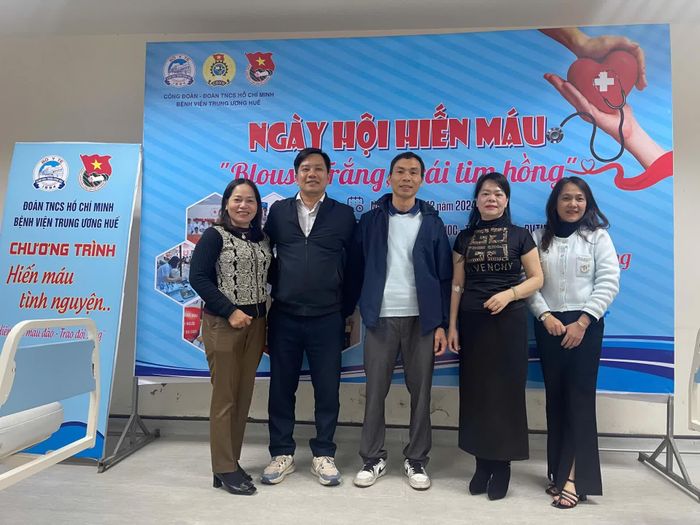 Thành viên Câu lạc bộ Nhóm máu hiếm Rh- Quảng Trị tại ngày hội hiến máu tình nguyện - Ảnh: NVCC