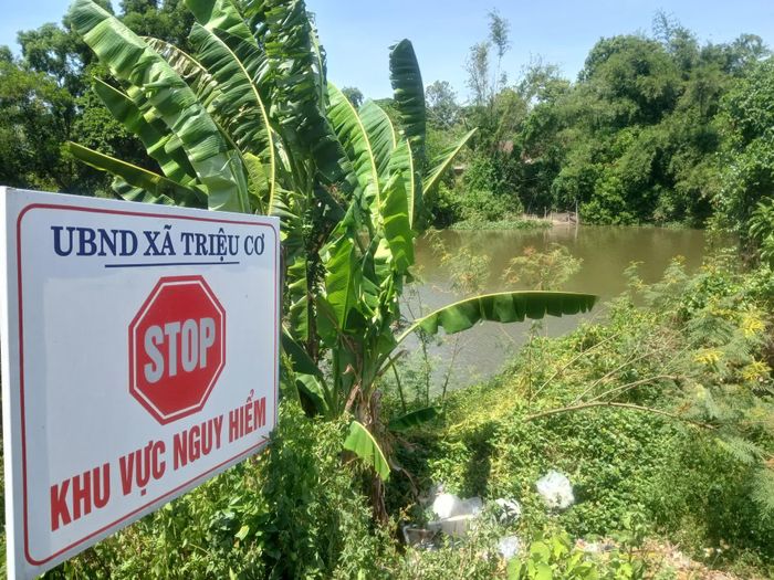Cảnh báo khu vực nguy hiểm ven sông Vĩnh Định - Ảnh: P.X.D