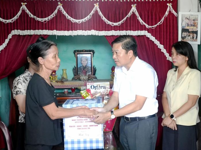 Đồng chí Lê Hồng Vinh, Chủ tịch UBND tỉnh động viên, chia sẻ khó khăn với gia đình bà Đặng Thị Tuyết, con liệt sĩ Đặng Hồng Thắm, ở xã Tân Mỹ - Ảnh: T.Đ