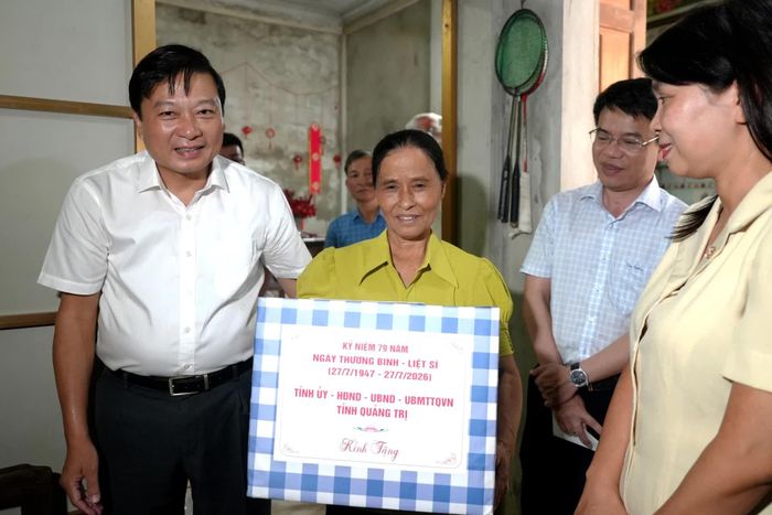 Đồng chí Lê Hồng Vinh, Chủ tịch UBND tỉnh tặng quà gia đình thương binh Đỗ Văn Vững, ở xã Lệ Thủy - Ảnh: T.Đ