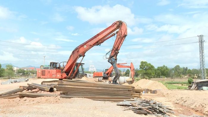 Dự án cầu Nhật Lệ 3 và đường 2 đầu cầu đang được các nhà thầu và đơn vị thi công đẩy nhanh tiến độ thực hiện - Ảnh: Q.V