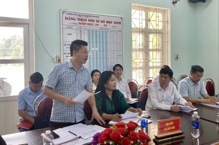 Đại diện lãnh đạo xã Dân Hóa báo cáo công tác triển khai thực hiện Luật Thỏa thuận quốc tế với đoàn công tác - Ảnh: H.N