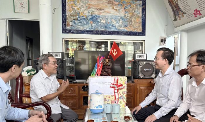 Đồng chí Hoàng Xuân Tân, Phó Chủ tịch UBND tỉnh tặng quà, động viên gia đình thương binh Võ Đăng Lập, thôn An Nha, xã Cồn Tiên - Ảnh: H.L