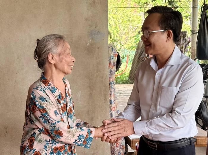 Đồng chí Hoàng Xuân Tân, Phó Chủ tịch UBND tỉnh thăm, tặng quà thương binh Nguyễn Thị Nguyên, thôn Bến Tiên, xã Bến Quan - Ảnh: H.L