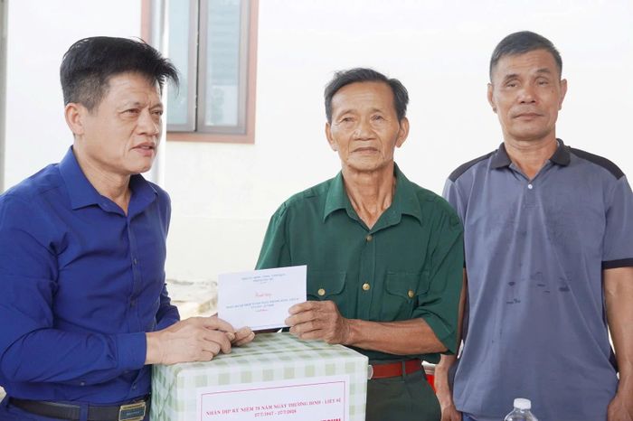 Đồng chí Lê Văn Bảo, Phó Chủ tịch UBND tỉnh tặng quà thương binh Trần Luông ở xã Hoàn Lão - Ảnh: T.L