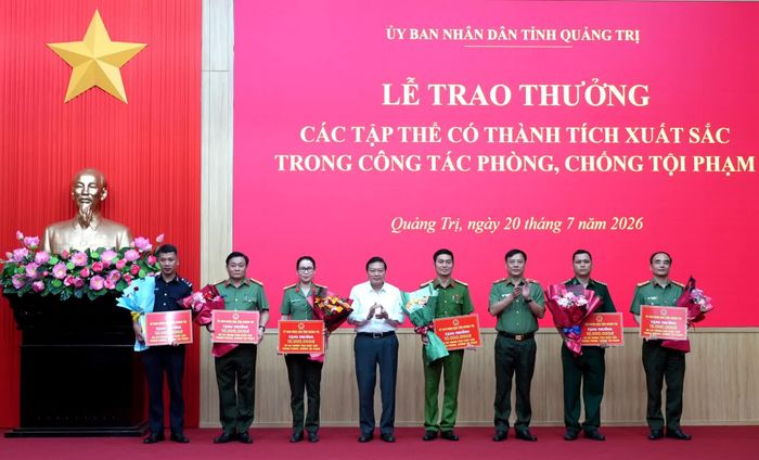 Đồng chí Lê Hồng Vinh, Chủ tịch UBND tỉnh và đồng chí Thiếu tướng Nguyễn Thanh Liêm, Giám đốc Công an tỉnh trao thưởng cho các tập thể có thành tích xuất sắc - Ảnh: T.Đ