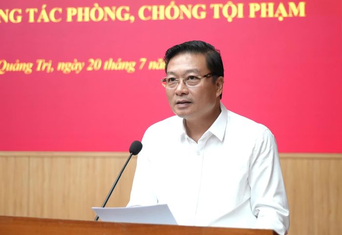Đồng chí Lê Hồng Vinh, Chủ tịch UBND tỉnh ghi nhận, biểu dương thành tích xuất sắc của các tập thể trong công tác đấu tranh, phòng, chống tội phạm - Ảnh: T.Đ