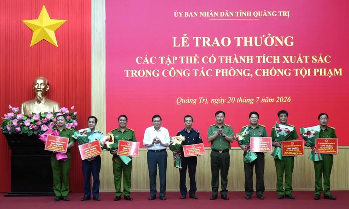 Đồng chí Lê Hồng Vinh, Chủ tịch UBND tỉnh và đồng chí Thiếu tướng Nguyễn Thanh Liêm, Giám đốc Công an tỉnh trao thưởng cho các tập thể có thành tích xuất sắc - Ảnh: T.Đ
