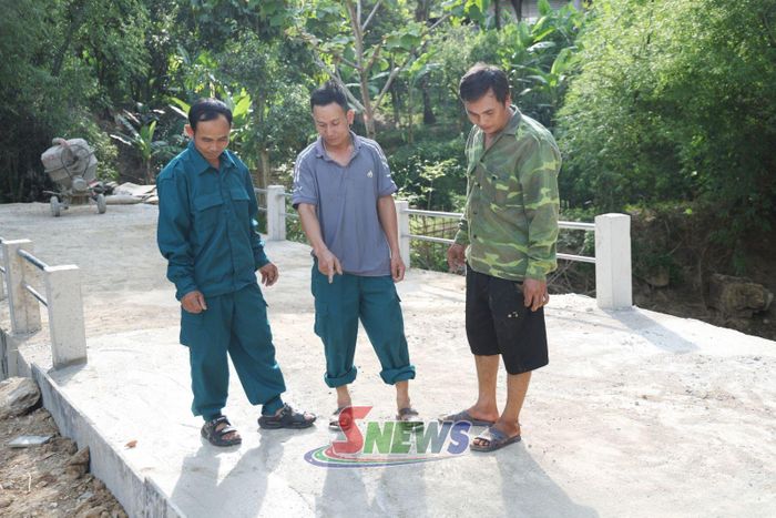 Cầu cứng vào bảo Huổi Pàn, xã Bó Sinh được nhà hảo tâm tài trợ và nhân dân đóng góp ngày công.
