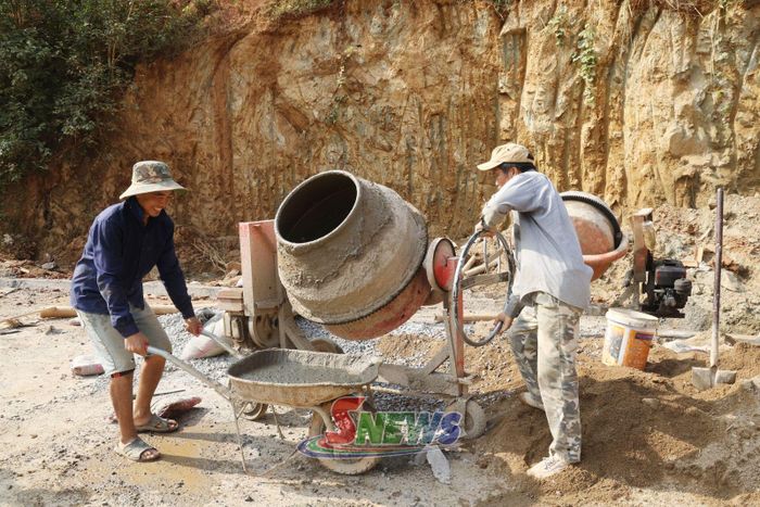 Duy tu, bảo dưỡng tuyến đường từ quốc lộ 12 vào trung tâm xã Bó Sinh.