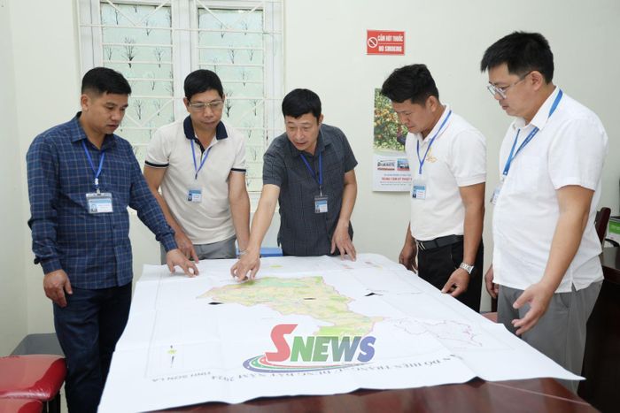 Lãnh đạo xã Bó Sinh làm việc với các đơn vị về kế hoạch phát triển hạ tầng giao thông.