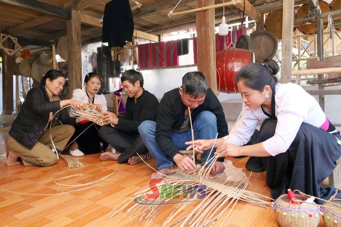 Người dân bản Mường Chiên giữ gìn nghề đan lát thủ công phục vụ du lịch.