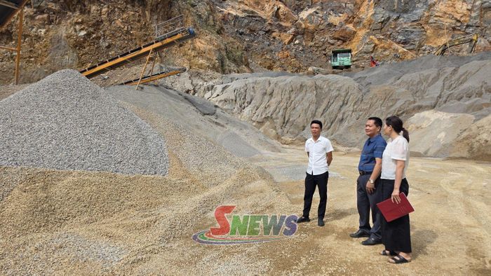 Cán bộ xã Phù Yên kiểm tra khu vực khai thác đá tại bản Nà Lìu 2.