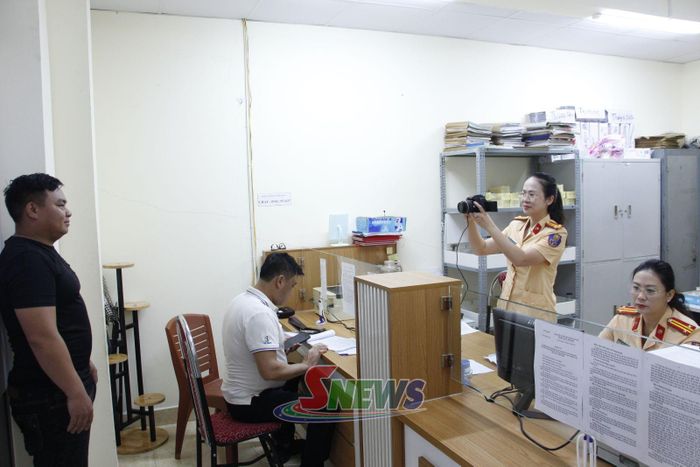 Nhân dân làm thủ tục cấp đổi giấy phép lái xe tại Phòng CSGT Công an tỉnh.