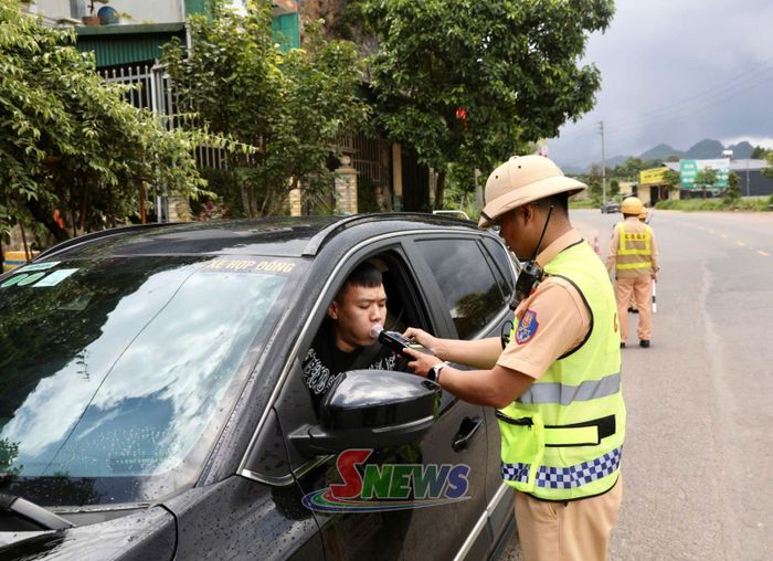 Cán bộ, chiến sĩ Phòng CSGT kiểm tra nồng độ cồn người điều khiển xe ô tô.