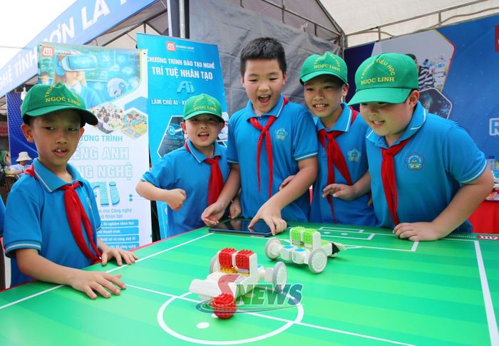 Học sinh Trường Tiểu học Ngọc Linh trải nghiệm điều khiển robot tại Ngày hội Sách và đổi mới sáng tạo tỉnh Sơn La năm 2026.