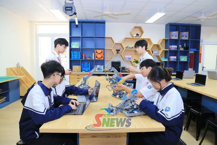 Học sinh Trường THPT Chuyên Sơn La lập trình và lắp ráp robot tại phòng thực hành STEM.