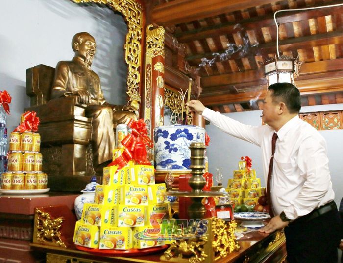 Đồng chí Lò Minh Hùng, Phó Bí thư Thường trực Tỉnh ủy, Chủ tịch HĐND tỉnh dâng hương Đền thờ Bác Hồ.