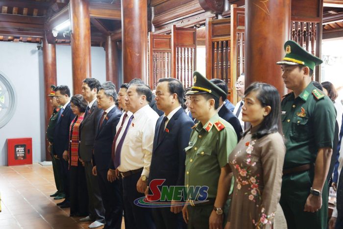 Các đồng chí lãnh đạo tỉnh và đại biểu HĐND tỉnh dâng hương Đền thờ Bác Hồ tại Quảng trường Tây Bắc.