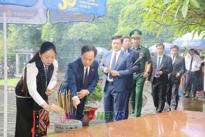 Các đại biểu dâng hương tưởng nhớ các Anh hùng liệt sĩ tại Nghĩa trang Liệt sĩ Nhà tù Sơn La.