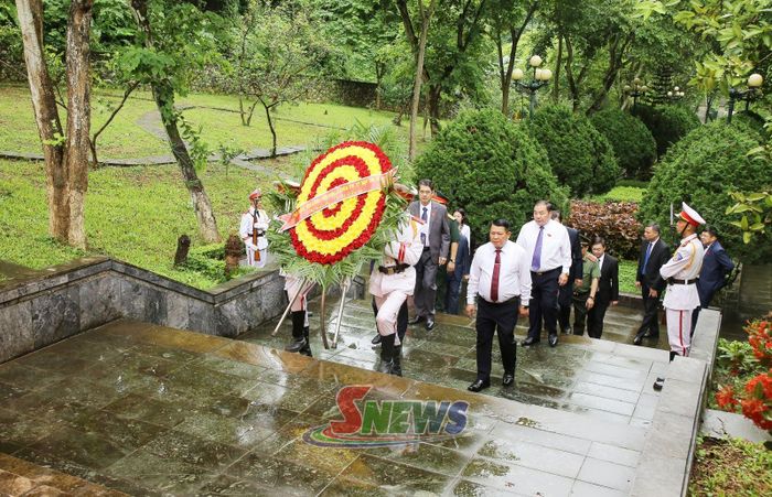 Các đồng chí lãnh đạo tỉnh, đại biểu HĐND tỉnh viếng Nghĩa trang Liệt sĩ Nhà tù Sơn La.