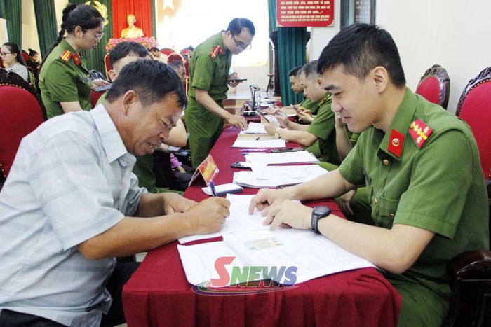 Lực lượng công an kiểm tra thông tin thân nhân liệt sĩ.