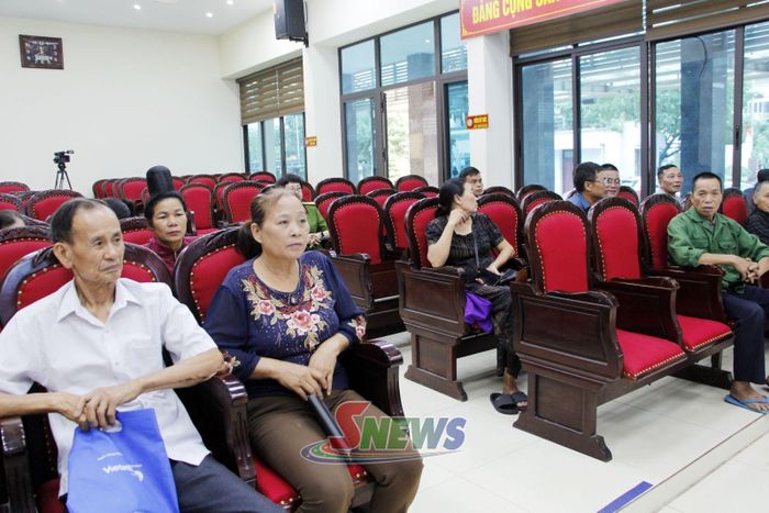 Thân nhân liệt sĩ có mặt tại Hội trường số 53 Tô Hiệu, Công an tỉnh thu nhận mẫu sinh phẩm ADN.