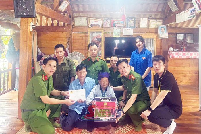 Lãnh đạo Phòng Quản lý hành chính về trật tự xã hội, Công an tỉnh và tổ công tác trao quà tri ân cho mẹ liệt sĩ ở xã Phù Yên. Ảnh Công an cung cấp.