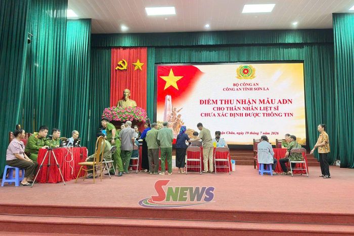 Tiến hành thu nhận mẫu ADN cho thân nhân liệt sĩ ở xã Thuận Châu. Ảnh Công an cung cấp.