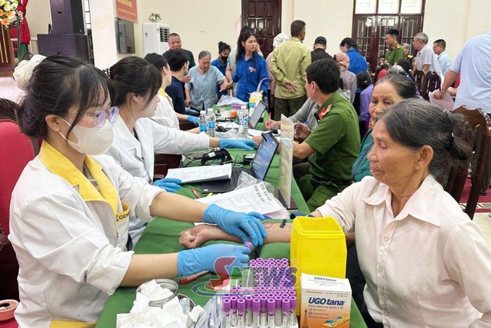 Tiến hành thu nhận mẫu ADN cho thân nhân liệt sĩ ở xã Phù Yên. Ảnh Công an cung cấp.