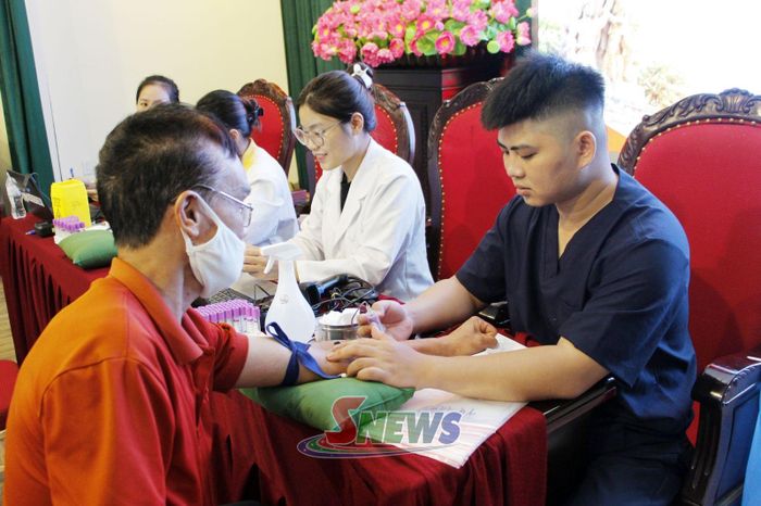 Tổ công tác thu nhận mẫu ADN cho thân nhân liệt sĩ.