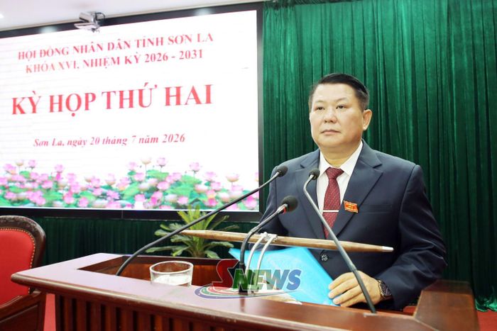 Đồng chí Lò Minh Hùng, Phó Bí thư Thường trực Tỉnh ủy, Chủ tịch HĐND phát biểu khai mạc kỳ họp.