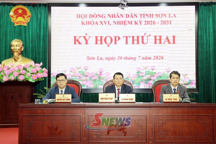 Các đồng chí chủ tọa và điều hành kỳ họp.