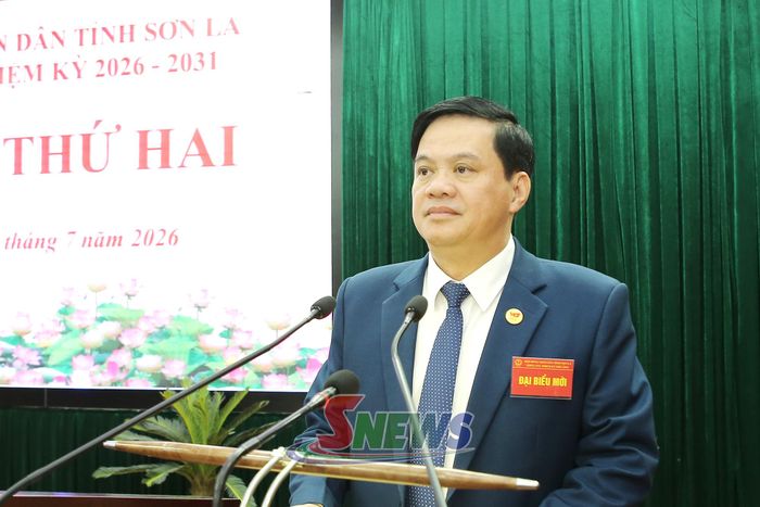Đồng chí Nguyễn Mạnh Hùng, Ủy viên Ban Thường vụ Tỉnh ủy, Phó Chủ tịch Thường trực Ủy ban MTTQ Việt Nam tỉnh, báo cáo tại Kỳ họp.