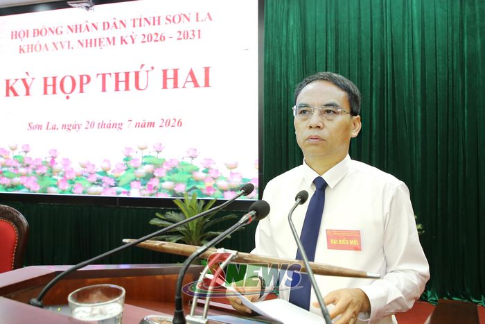 Đồng chí Nguyễn Minh Tiến, Phó Chủ tịch UBND tỉnh báo cáo tiếp thu, giải trình kiến nghị của các Ban của HĐND tỉnh và các Tổ đại biểu HĐND tỉnh về các dự thảo nghị quyết trình kỳ họp.