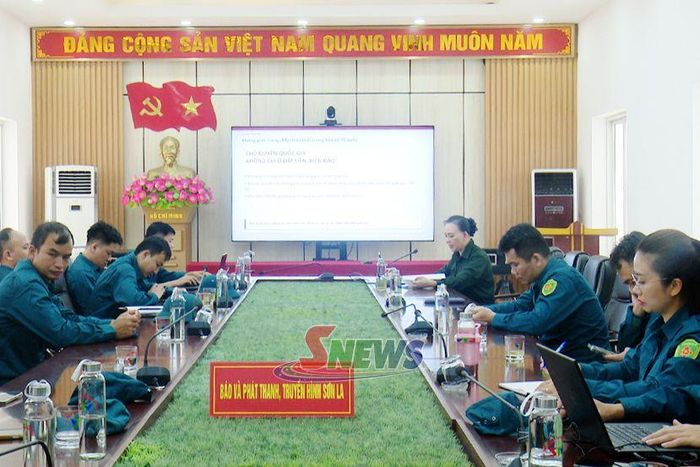 Cán bộ, chiến sĩ tự vệ tham gia huấn luyện chính trị, pháp luật.