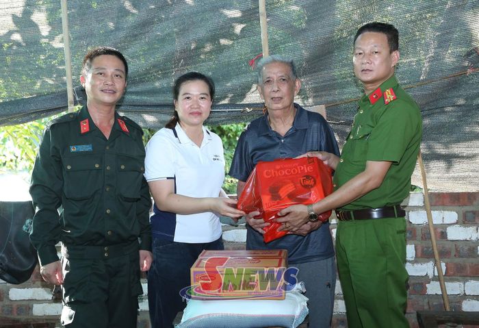 Ban chỉ huyTiểu đoàn 2, Trung đoàn CSCĐ số 2 thăm hỏi, tặng quà thương binh Cà Văn Sam, bản Lúa, xã Mường Hung.