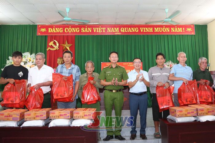Ban chỉ huy Tiểu đoàn 2, Trung đoàn CSCĐ số 2 và UBND xã Mường Hung tặng quà gia đình chính sách trên địa bàn nhân dịp Kỷ niệm Ngày Thương binh Liệt sỹ 27/7.