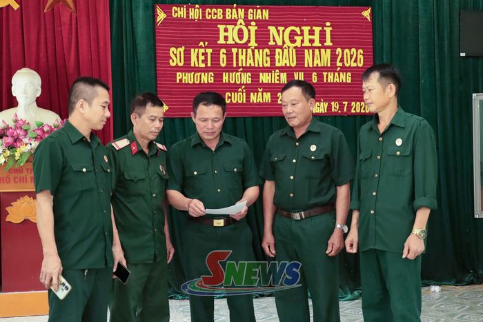 Chủ tịch Hội CCB xã Mường Bú trao đổi với hội viên.