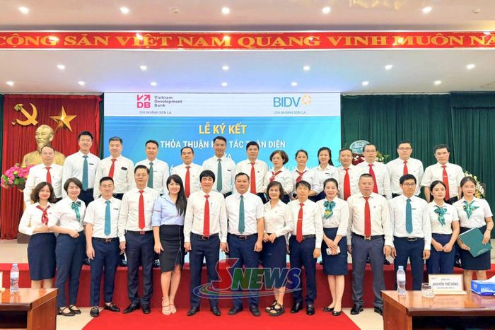 Lãnh đạo và cán bộ BIDV Sơn La, VDB Sơn La chụp ảnh lưu niệm.