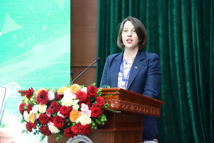 Bà Reneé Deschamps, Đại biện lâm thời Đại sứ quán Australia tại Việt Nam phát biểu tại hội thảo.