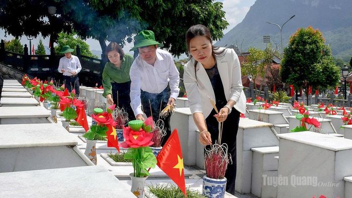 Đồng chí Bùi Thị Minh, Phó Bí thư Tỉnh ủy, Chủ tịch Ủy ban MTTQ Việt Nam tỉnh và các thành viên trong đoàn thắp hương tri ân các Anh hùng liệt sĩ.